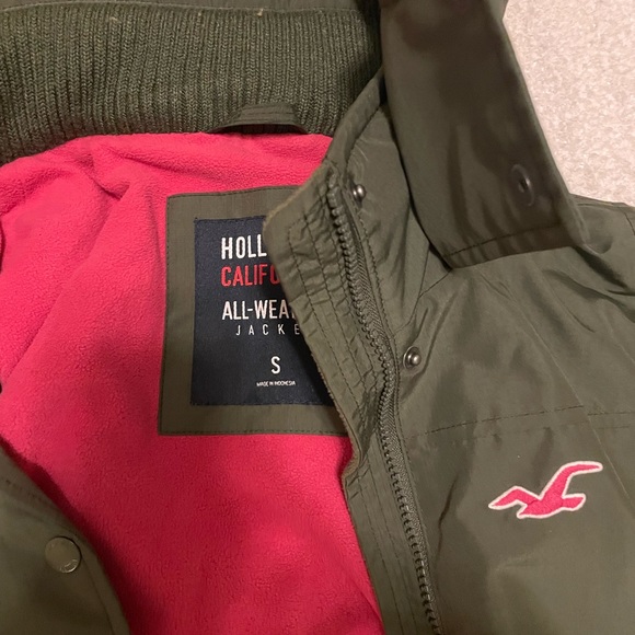 Hollister Rain Jacket in Great Condition - Picture 2 of 4